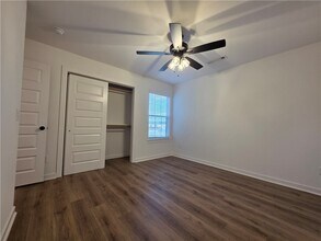 Building Photo - 802 N Crater Ave