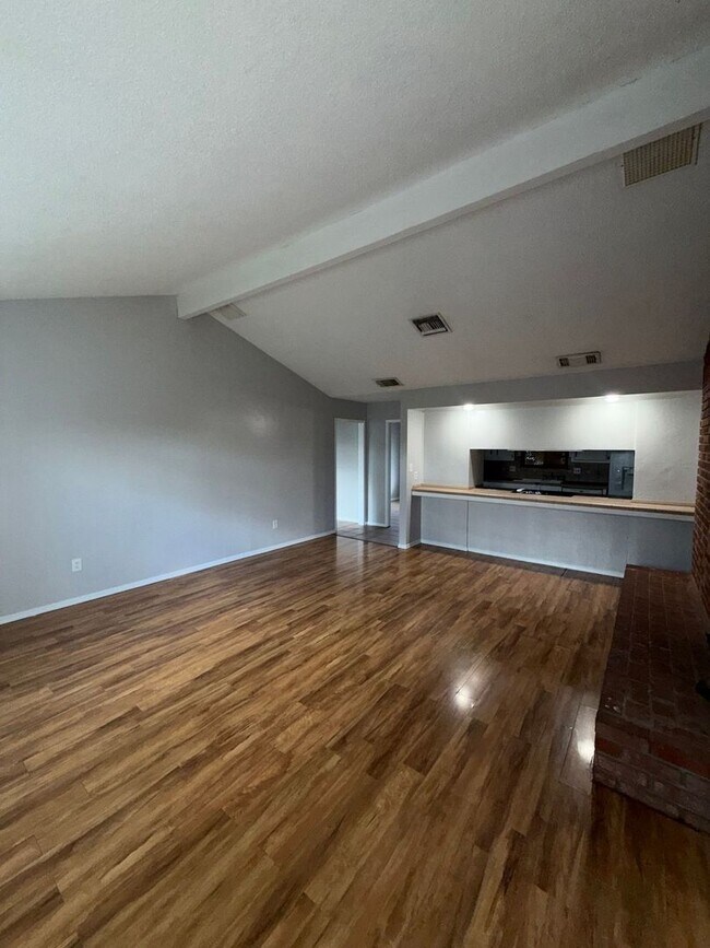 Building Photo - Beautiful 4 Bedroom House in NW Bakersfield with Pool!