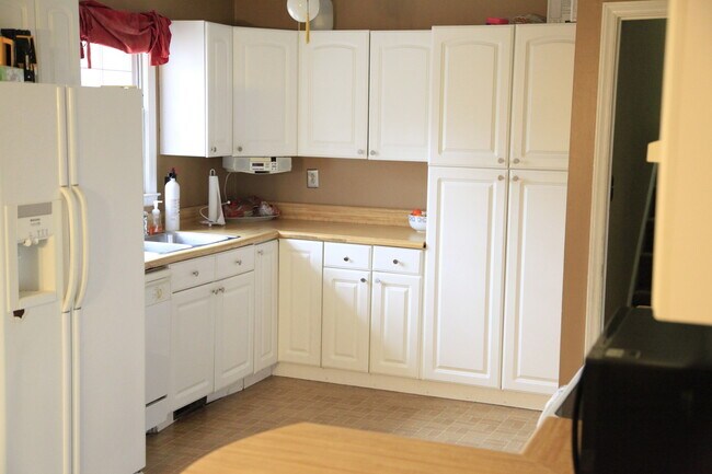 Foto del edificio - Spacious split level home, see today!