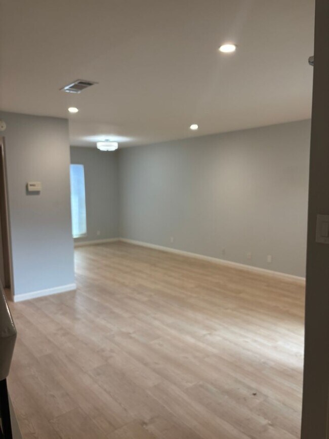 Foto del edificio - 5420 Roundtree Ct