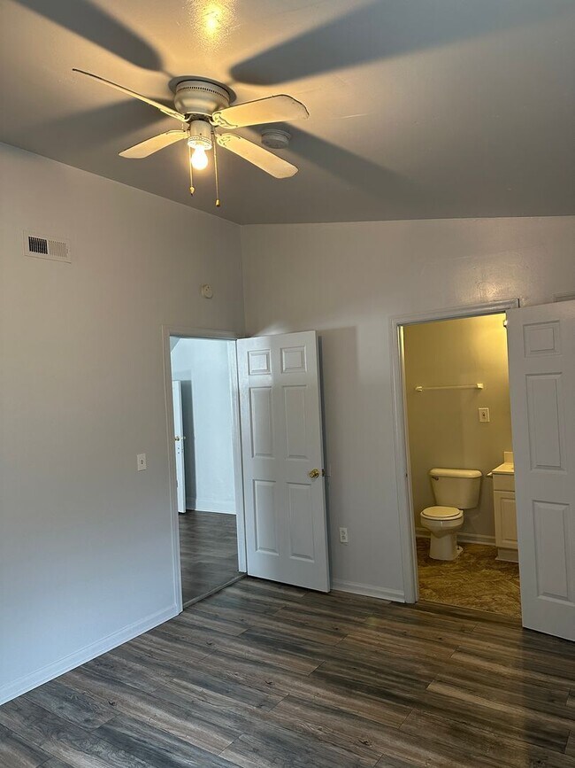 Building Photo - Spacious Duplex!