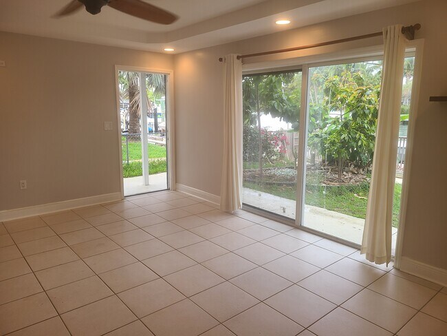 Living room - 2033 Calais Dr