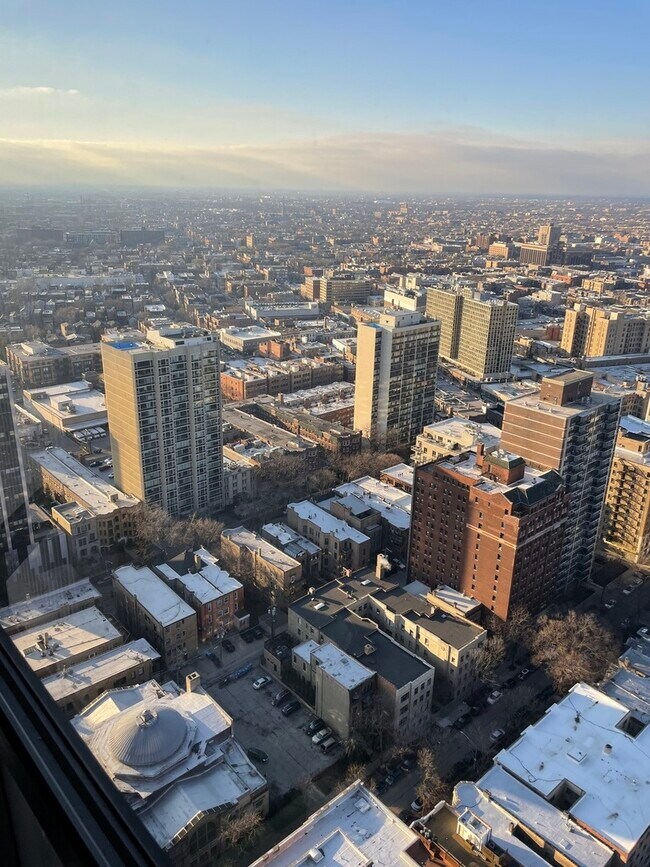 Foto del edificio - 2650 N Lakeview Ave