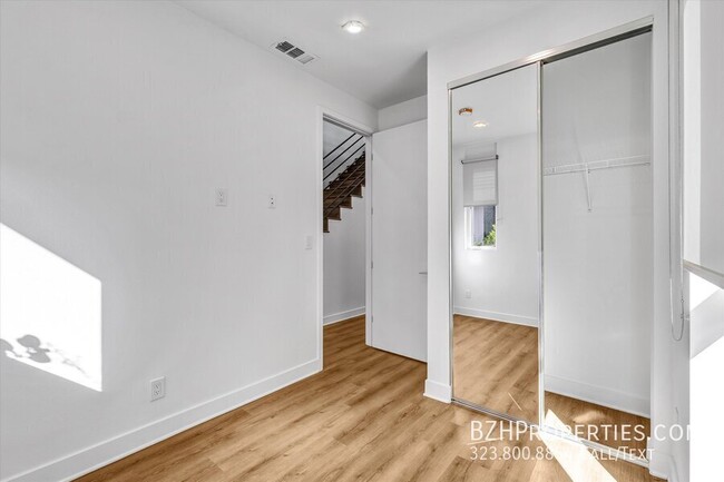 Building Photo - Gorgeous Modern Townhouse In Prime Mid-City