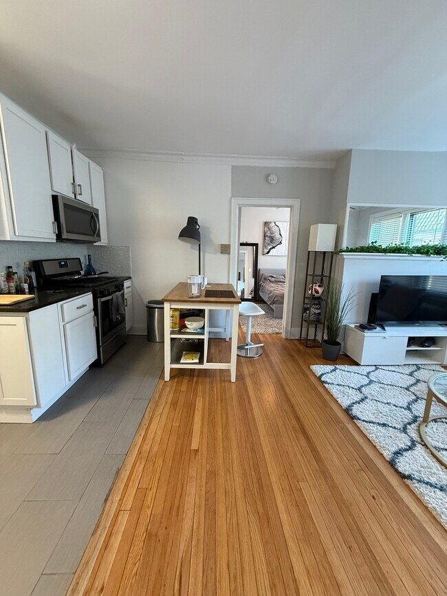 Building Photo - 627 W Roscoe St