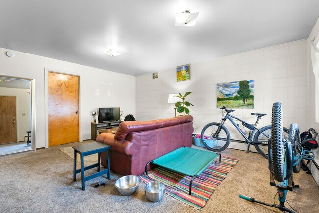 Building Photo - 155 E 600 N