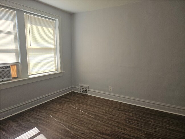 Foto del edificio - 5856 Hampton Ave