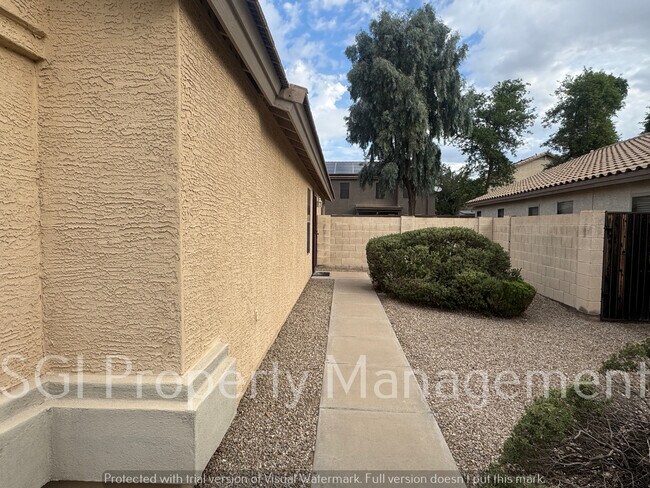 Building Photo - 15972 W Latham St