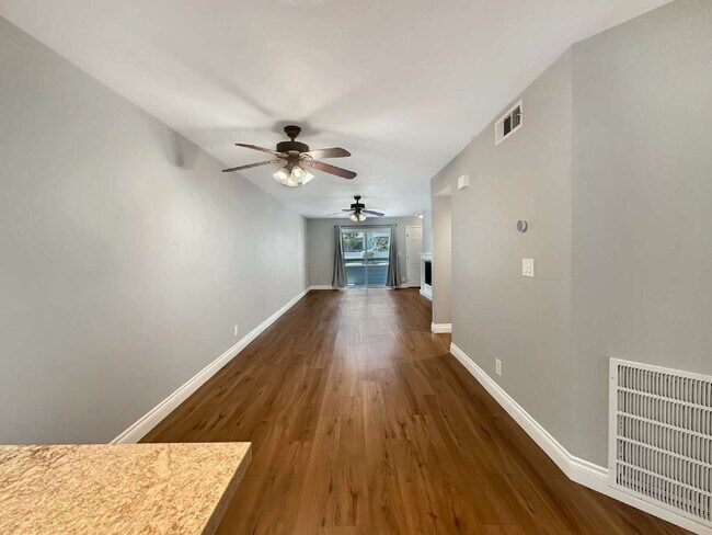 Foto del edificio - Beautifully Updated Lower-Level Condo with...