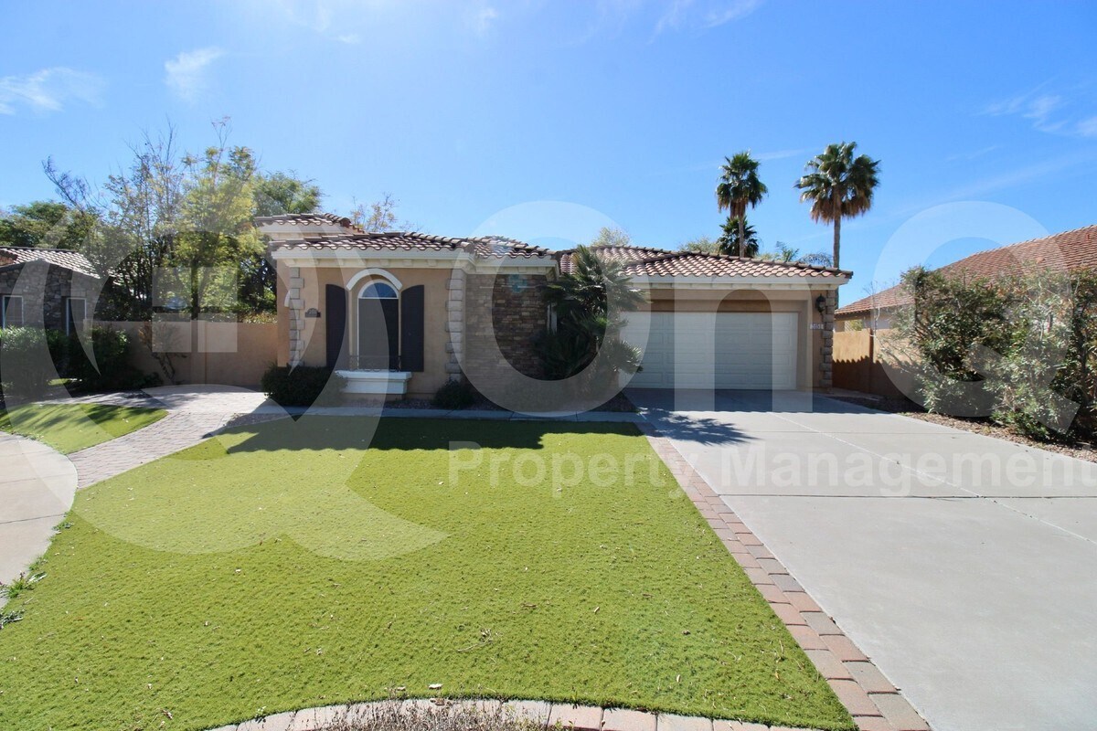 Foto principal - 2451 E Honeysuckle Pl
