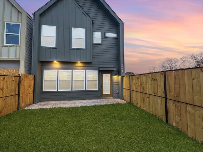 Foto del edificio - 6004 Bacher St