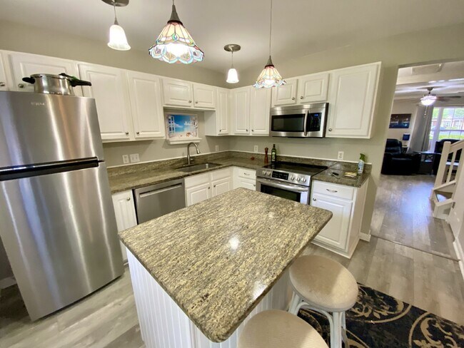 Building Photo - Spend your Summer in Bluffton! Furnished R...