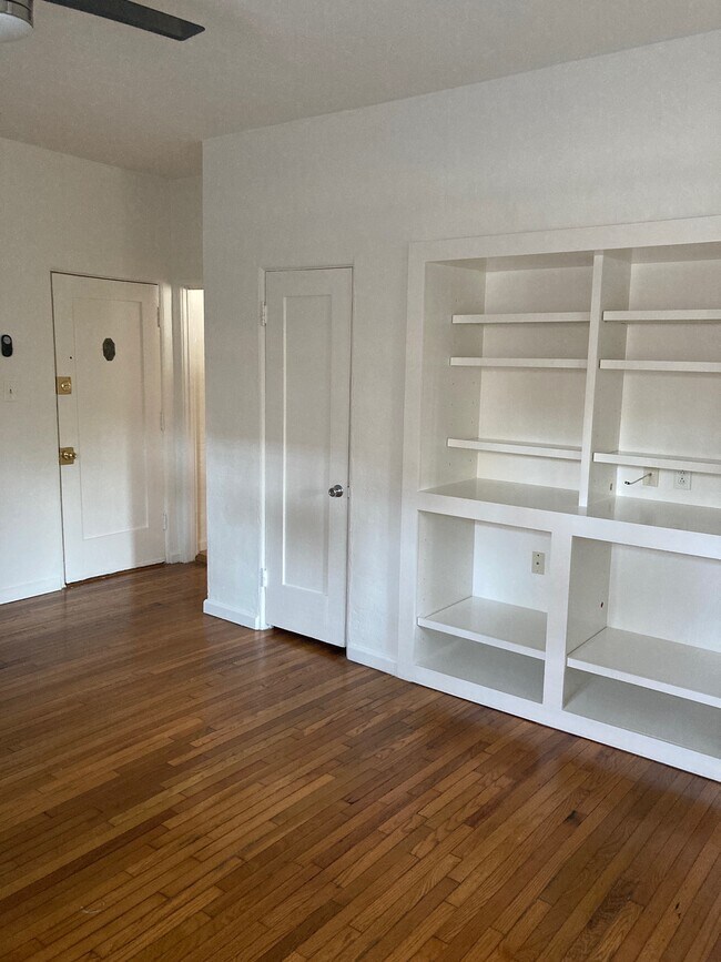 Building Photo - 427 S Oakhurst Dr