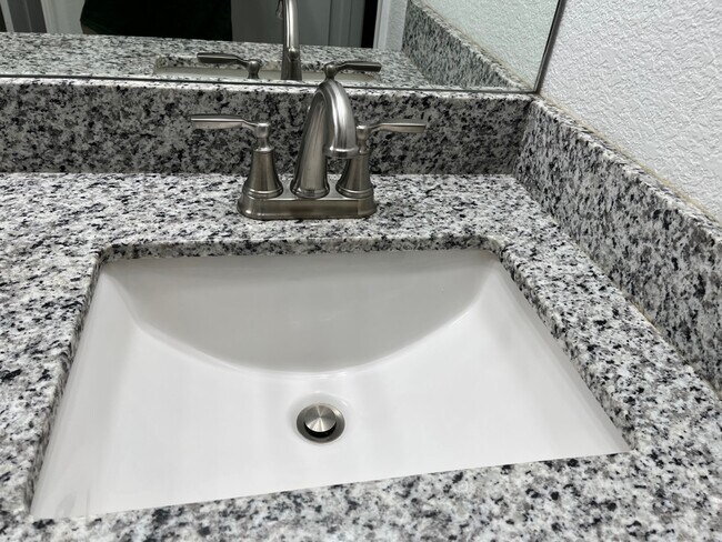 Foto del edificio - 1010 Lakeview Dr