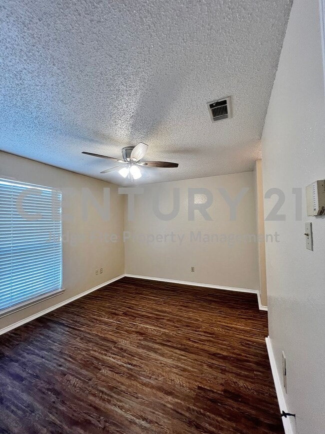 Building Photo - Charming 2/1 Duplex with Carport in Grand ...
