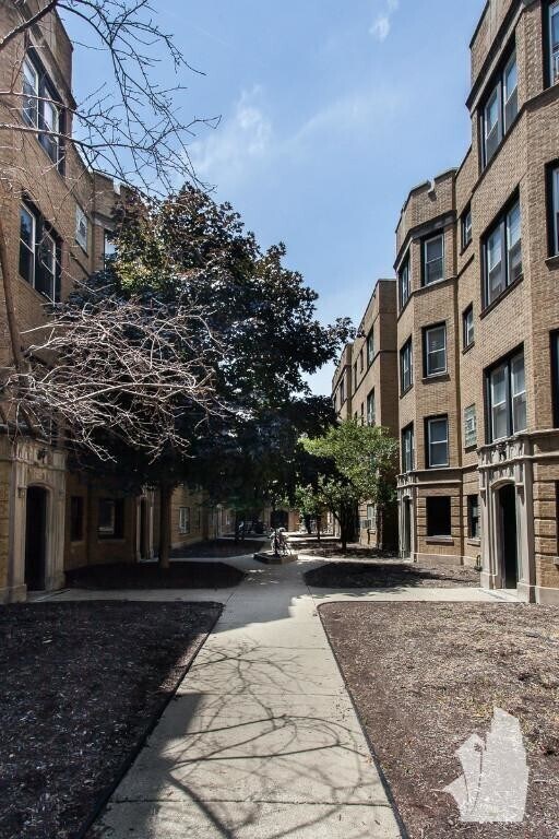 Primary Photo - 3912 N Pine Grove Ave