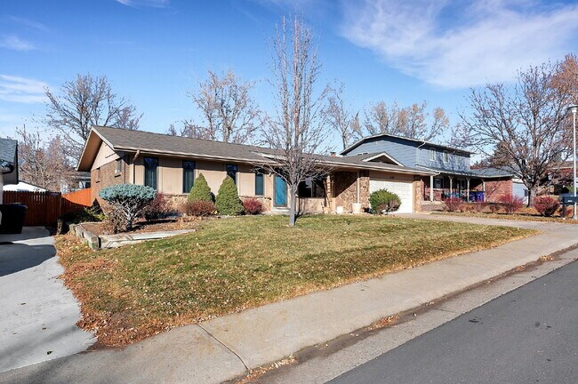 Foto del edificio - Updated 4-Bedroom Home in DTC – Vaulted Ce...