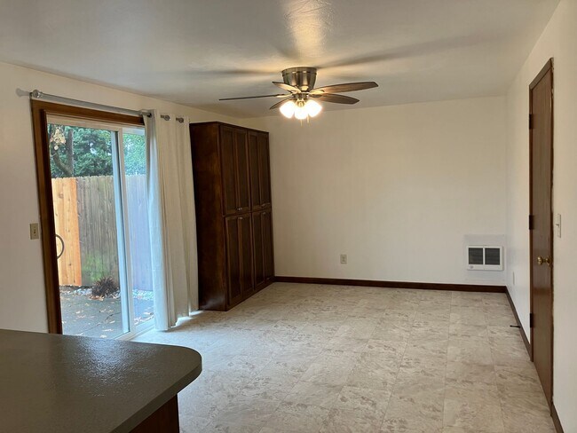 Foto del edificio - *Half-Off 1st Month's Rent!* Charming Three Bedroom Home