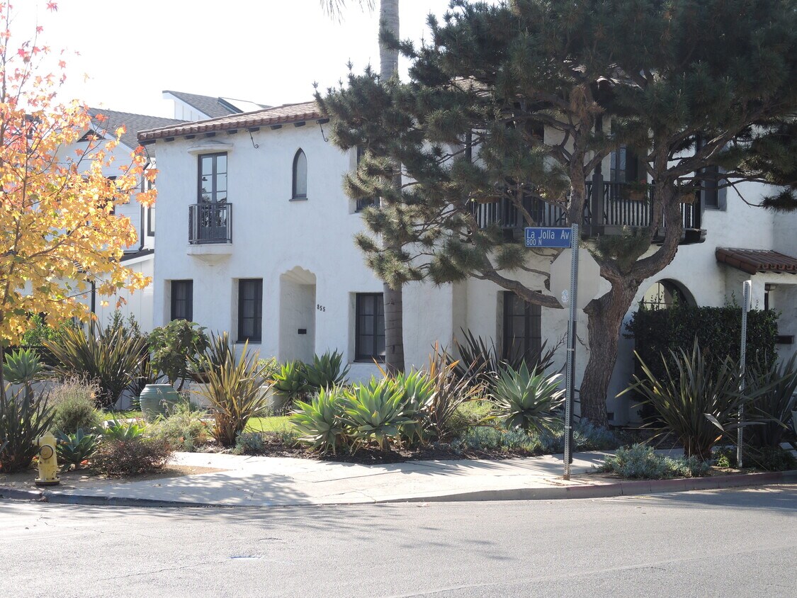 great location - 855 N La Jolla Ave