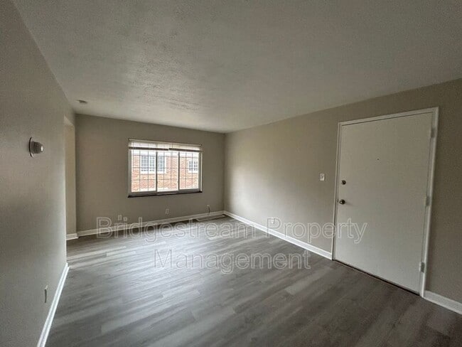 Building Photo - 1930 W Schantz Ave