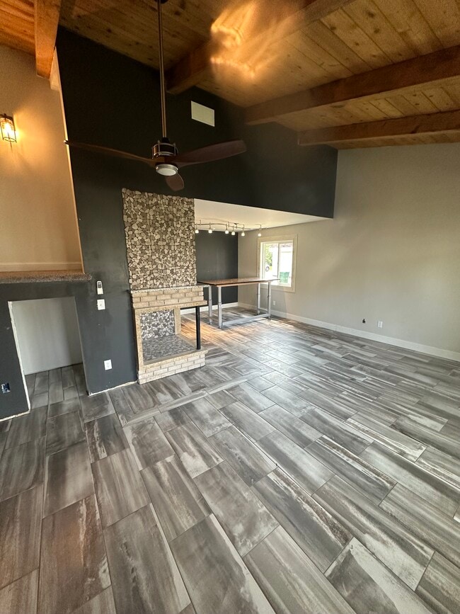 Building Photo - 412 Holly Ln