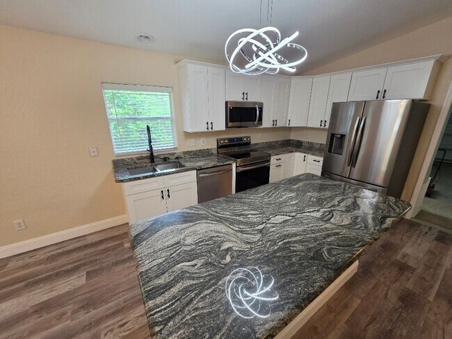 Building Photo - Beautiful 3 Bedroom 2 Bathroom Daytona Beach Home