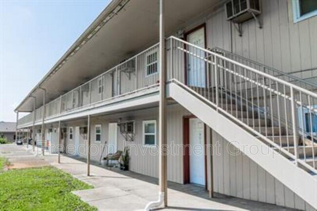 Foto del edificio - 515 Whitecrest Dr