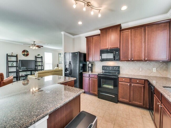 Building Photo - 908 Hayden Ln