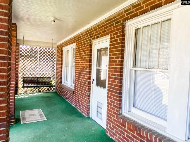 Building Photo - 3012 Rosewood Dr