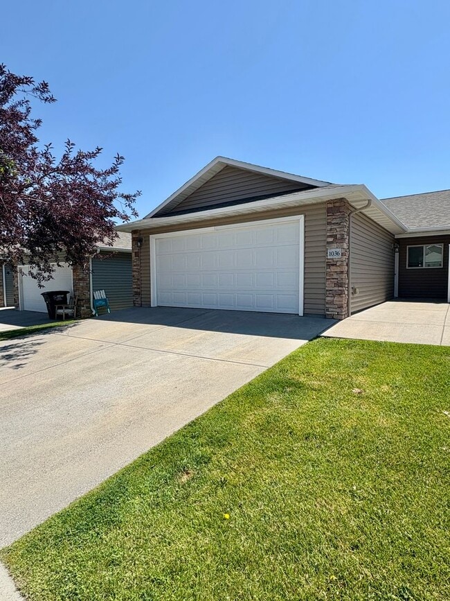 Building Photo - 2 bedroom 2 bathroom duplex in the heights!