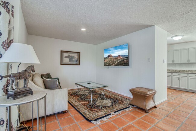 Foto del edificio - (Completely Furnished) Beautiful 1 bed/1 bath Apartment. With Pool  in the premises.