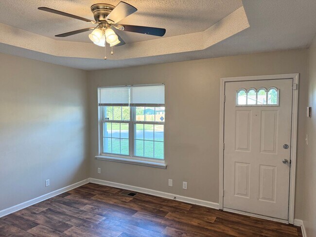 Foto del edificio - 258 Golden Pond Ave