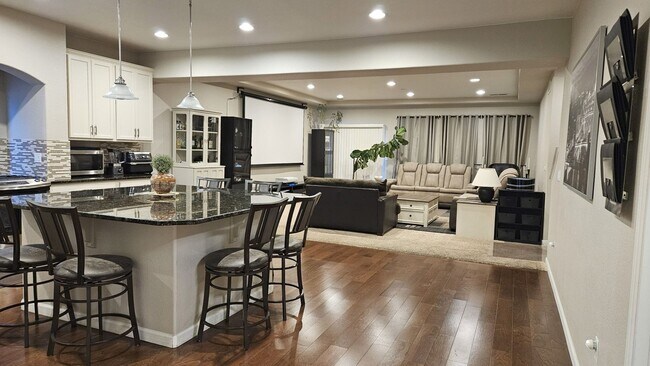 Foto del edificio - Spacious 4 Bedroom House in Green Valley R...