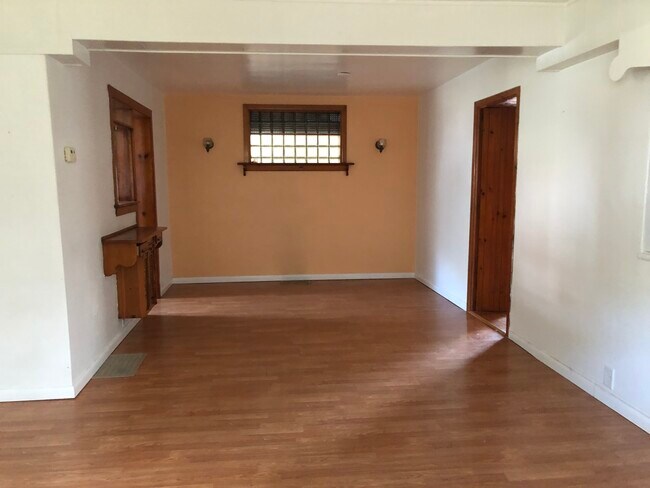 Ding room - 2903 May Street Ext