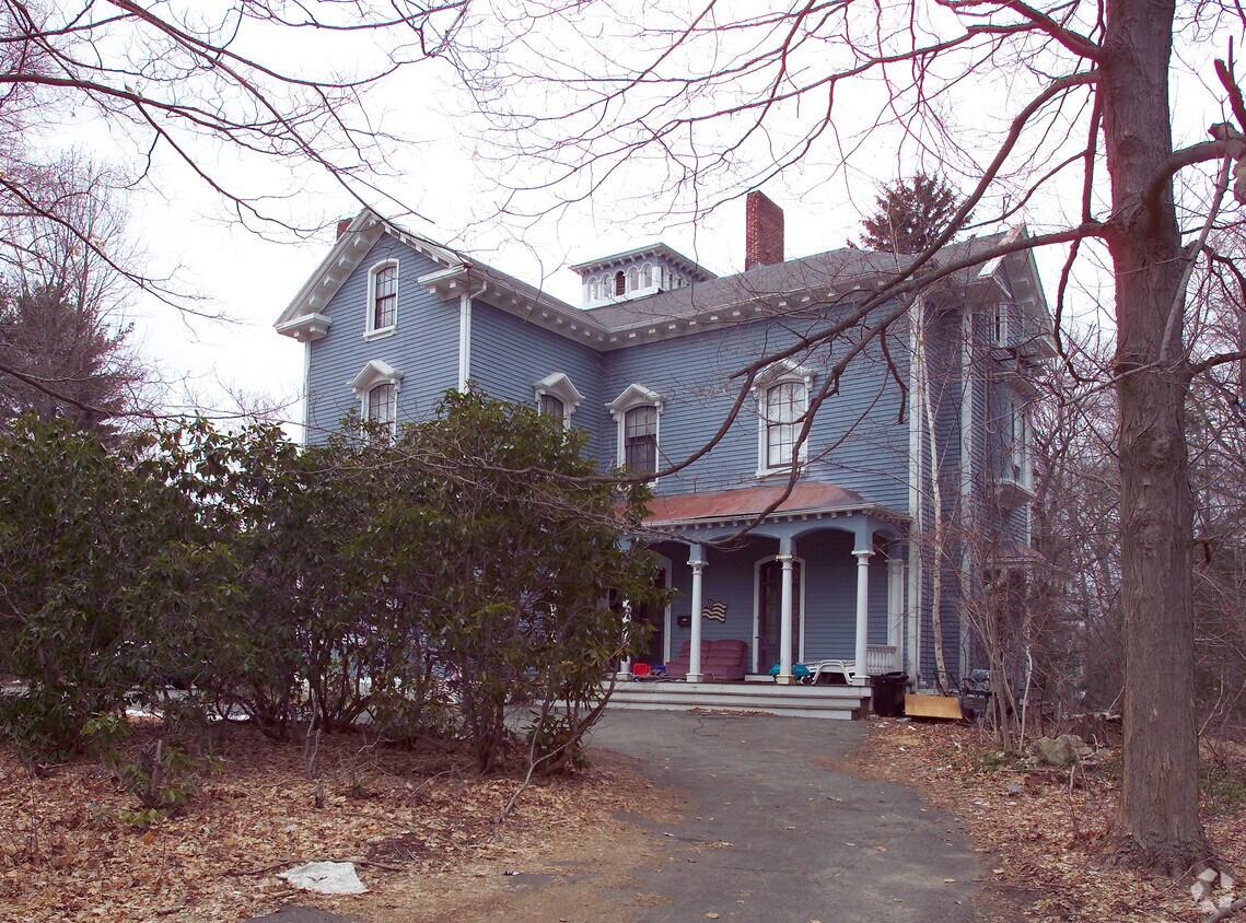 Building Photo - 19 Elm St