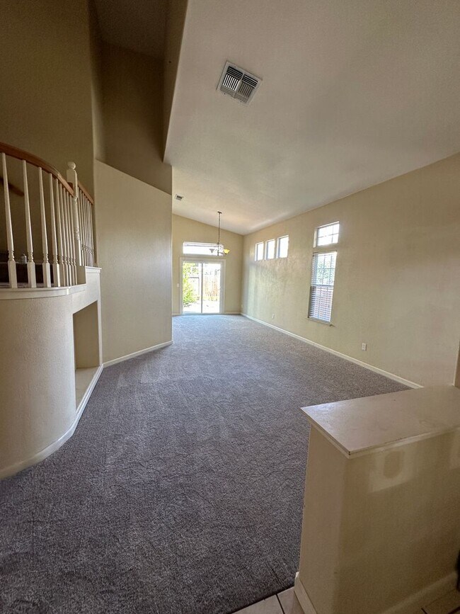 Foto del edificio - Spacious 4BR/2.5BA Home with 3 Car Garage ...
