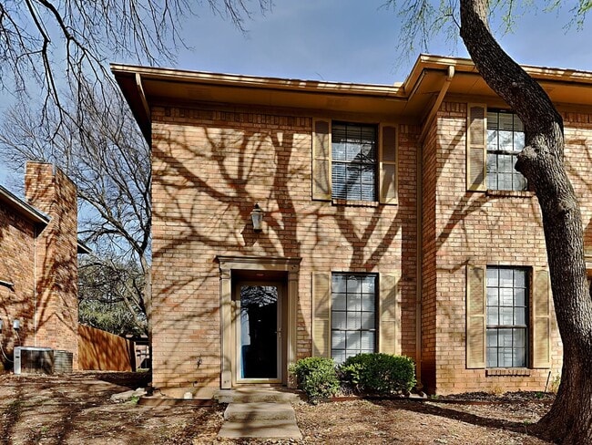 MOVE IN READY NOW, HIDDEN GEM! - MOVE IN READY NOW, HIDDEN GEM! House