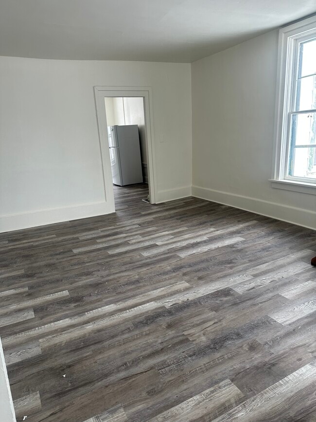 Building Photo - 404 S Main St