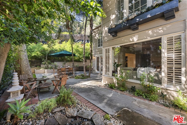 Foto del edificio - 2377 N Beverly Glen Blvd
