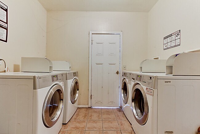 Foto del edificio - LARGE 1 BEDROOM WITH PRIVATE PATIO