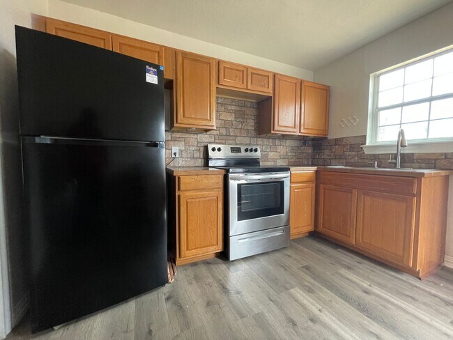 Foto del edificio - 2 bed 1 bath with fenced in backyard