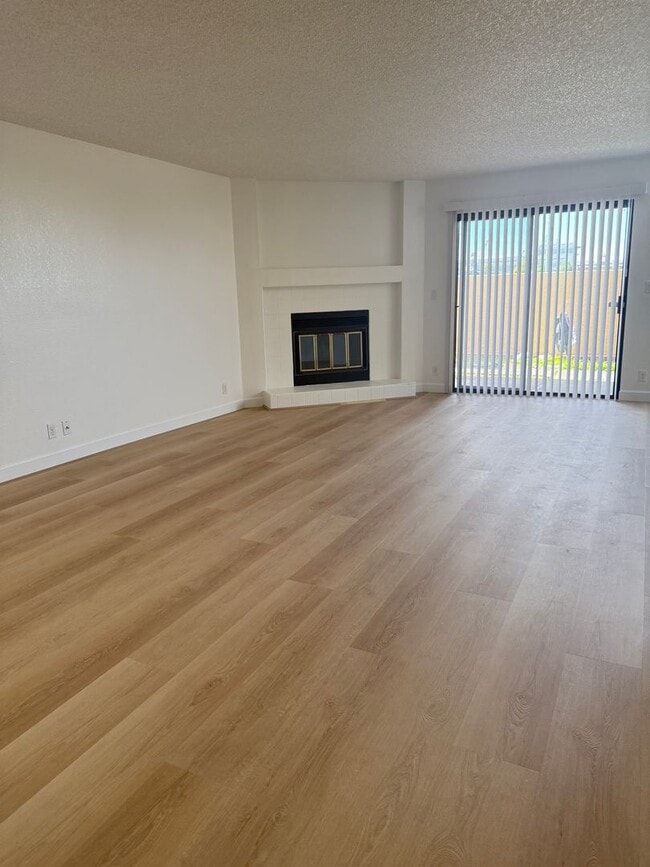 Building Photo - Mariners Landing Waterfront 2 Bed / 1 Bath Condo in Gated Community – Near Vallejo Ferry Building