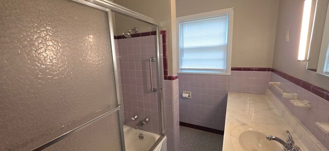 Building Photo - 3 Bedrooms 2 Bathrooms for $1,250! Roundtree area!