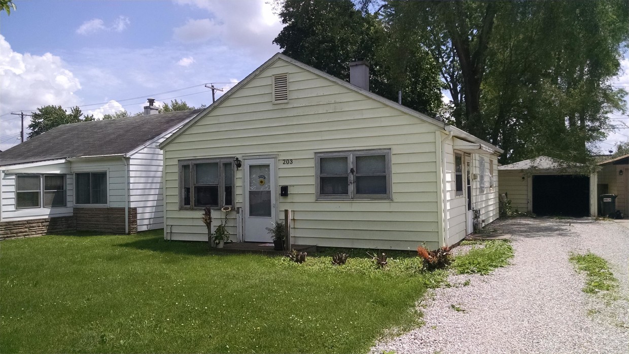Primary Photo - 203 Crystal Lake Dr