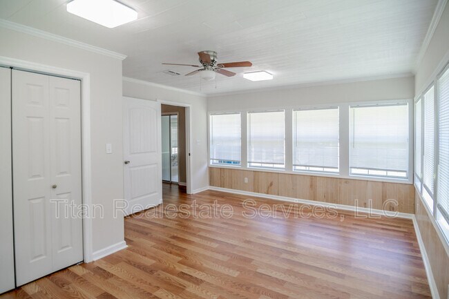 Foto del edificio - 6235 Woodlawn Rd