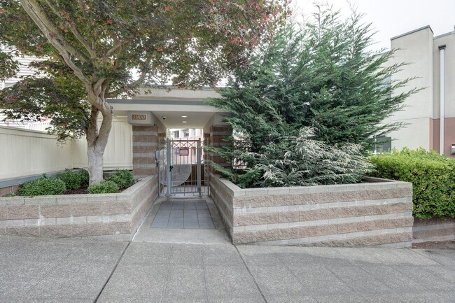 Foto del edificio - Large 2bd, 2ba Condo Available w/ Lake Uni...