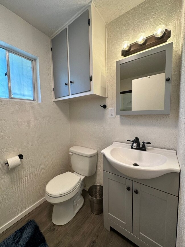 Building Photo - Cozy 2 bedroom 1 bath with water , sewage , garbage and electric paid !!!1