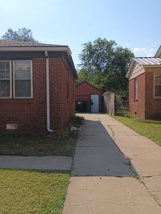 Building Photo - Near Lake Hefner!