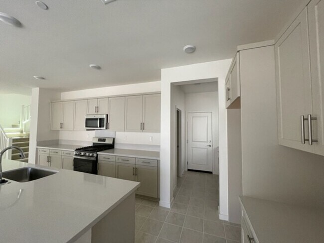 Building Photo - GORGEOUS NEWER CONTSTRUCTION 4+2 ONTARIO R...