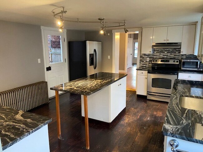 Foto del edificio - Large single-family home for rent less tha...